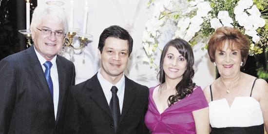 Nosso amigo Reinaldo Corrêa Borges, brilho da Difusora, e sua bonita Renata, na Noite EP. Ele em tempo de nat, domingo último. Na foto, com o deputado estadual Roberto Engler e sua Heliana